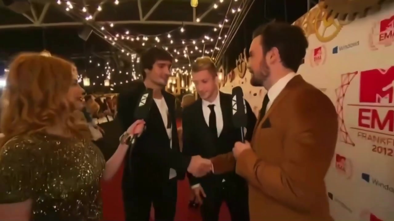 這倆人帥的離譜啊名場面胡梅爾斯和羅伊斯被質(zhì)疑穿搭