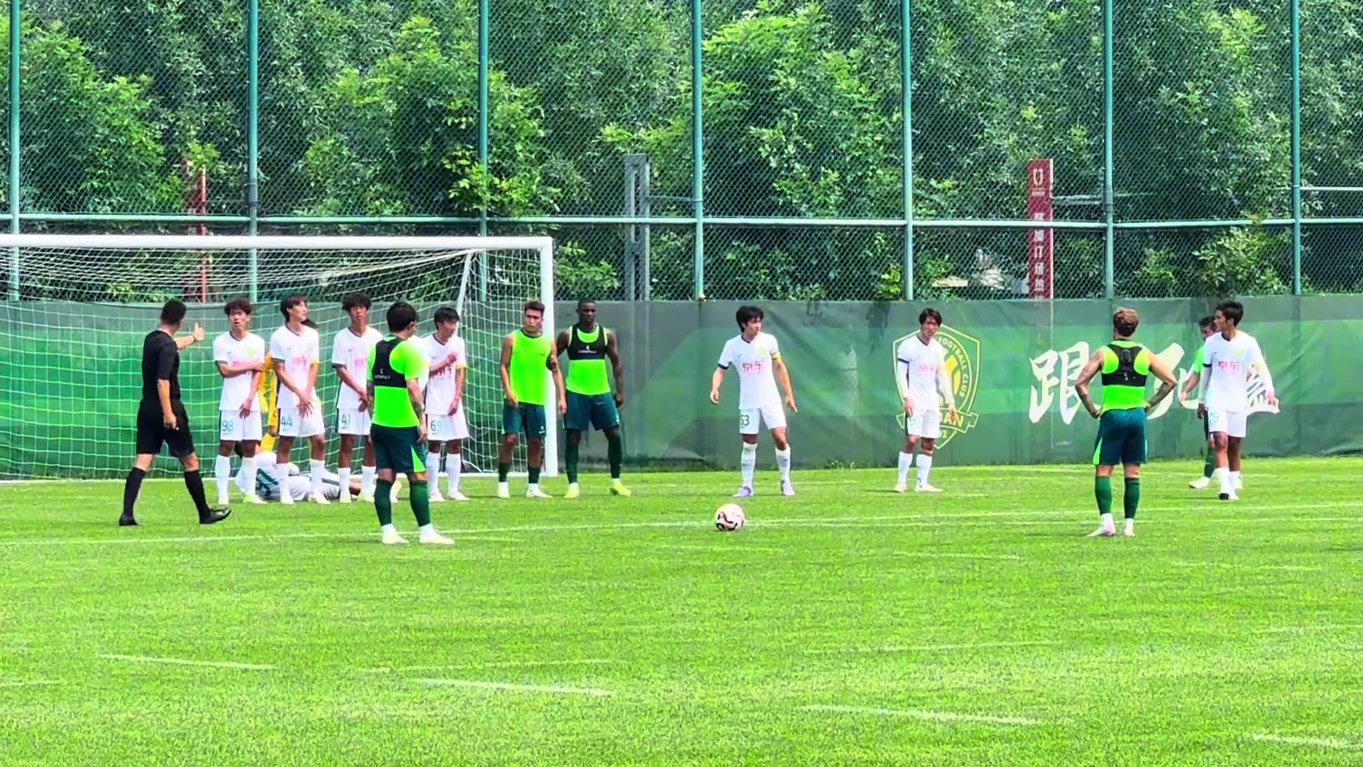 國安博主實(shí)拍國安一線隊與U21隊比賽中張稀哲上演任意球破門