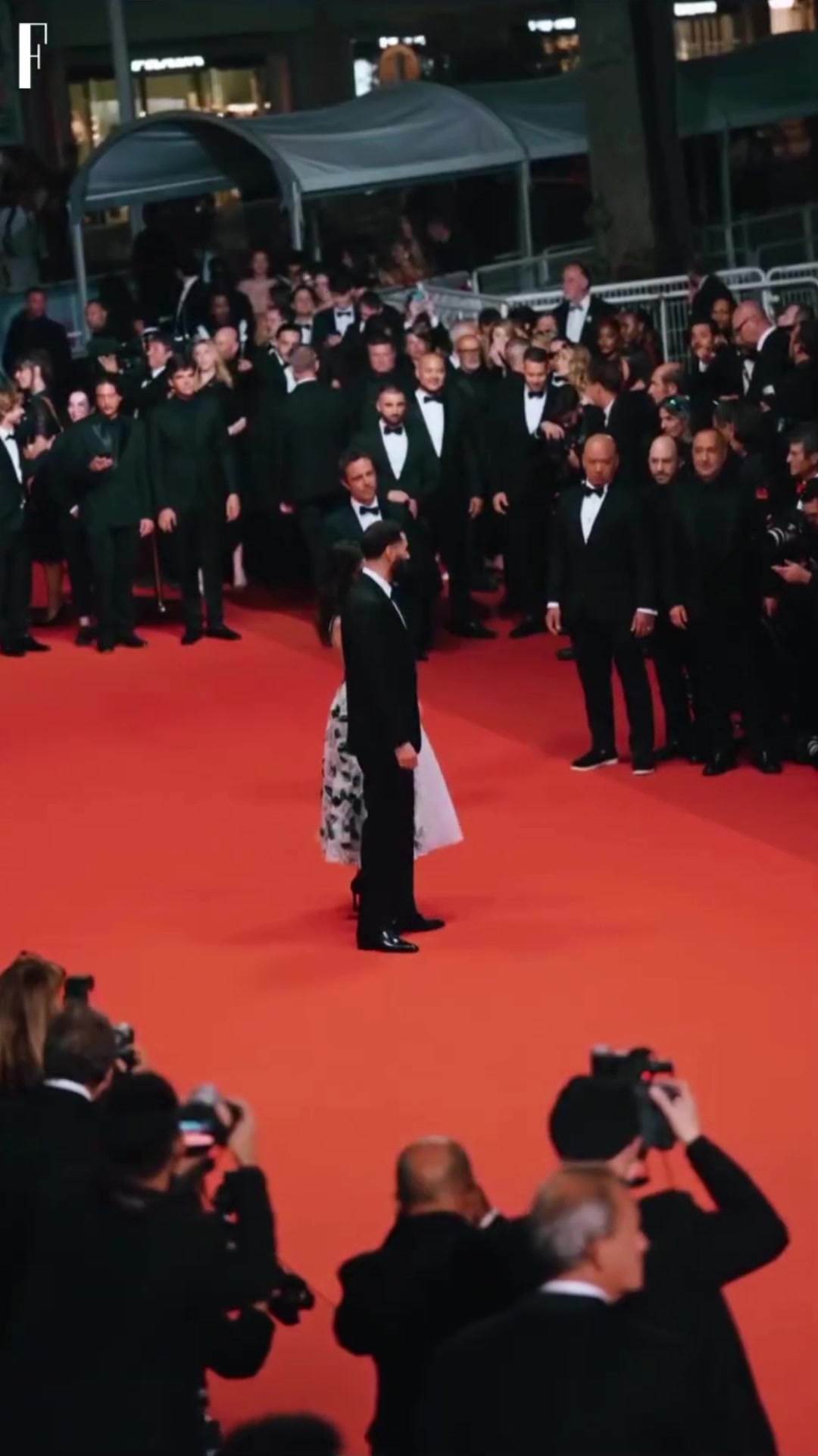 眼光一直在線(xiàn)法媒本澤馬將于7月與美女演員結(jié)婚