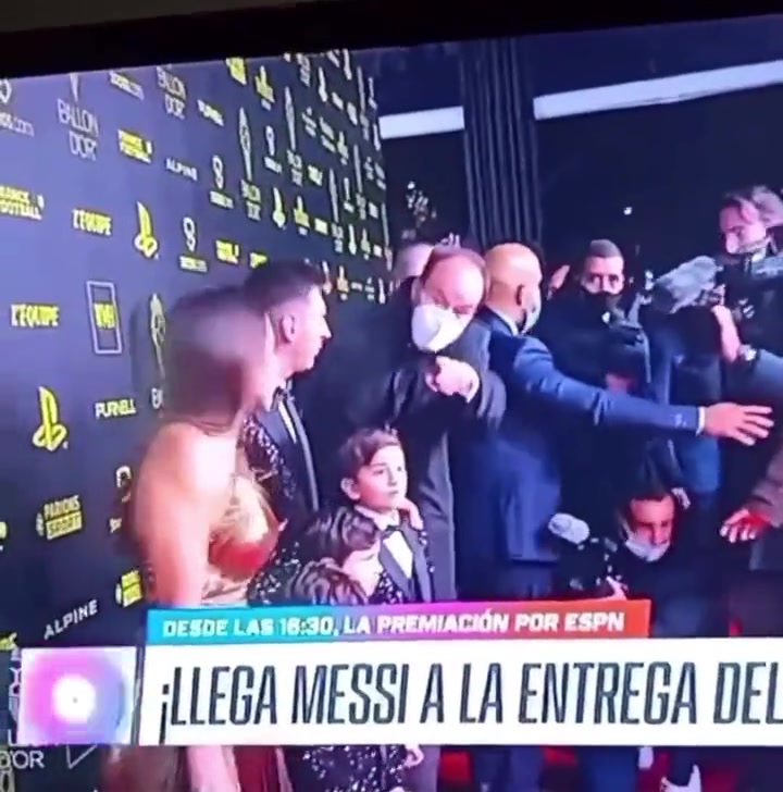 硬懟主辦方讓安東內(nèi)拉走開梅西拉住把她留在了身邊