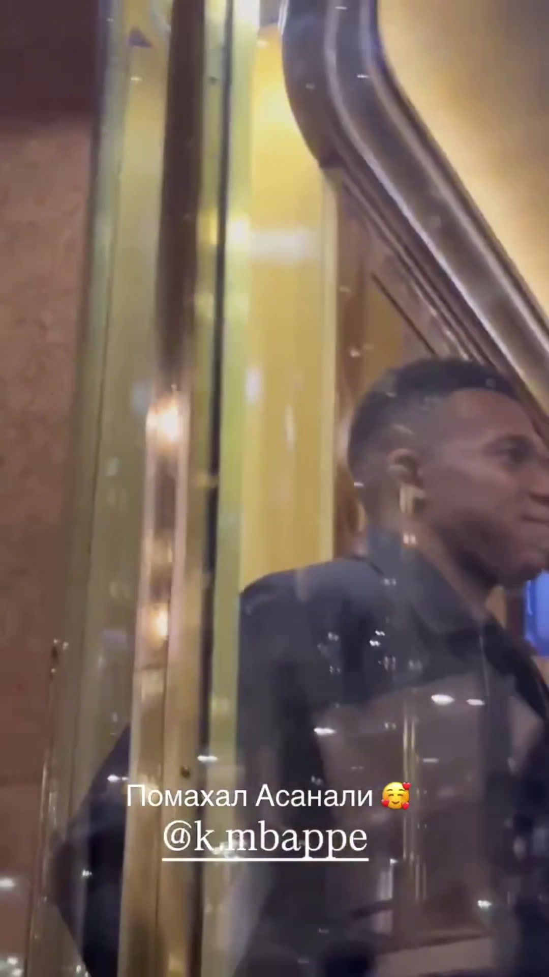 皇馬球員抵達酒店姆巴佩不斷和阿拉木圖的球迷打招呼