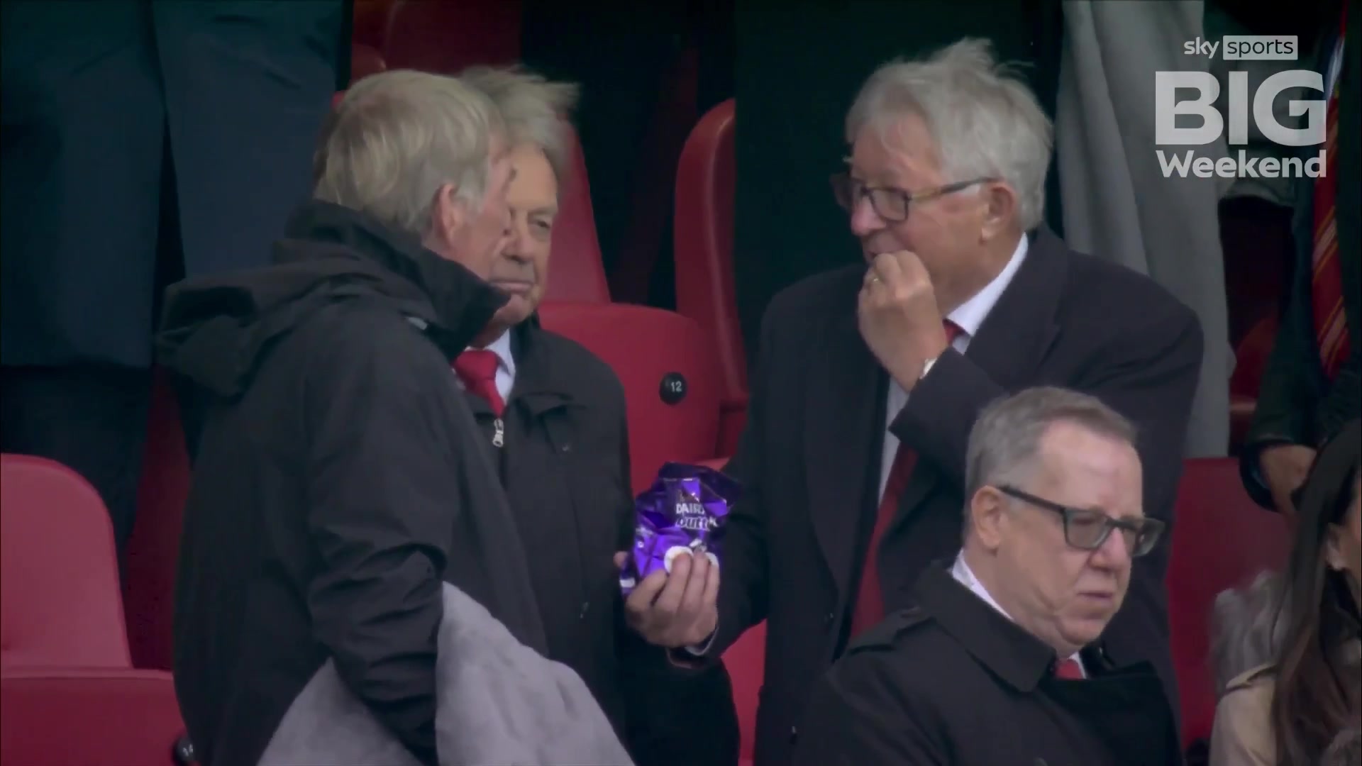 老小孩弗格森爵士和達格利什爵士在分享零食