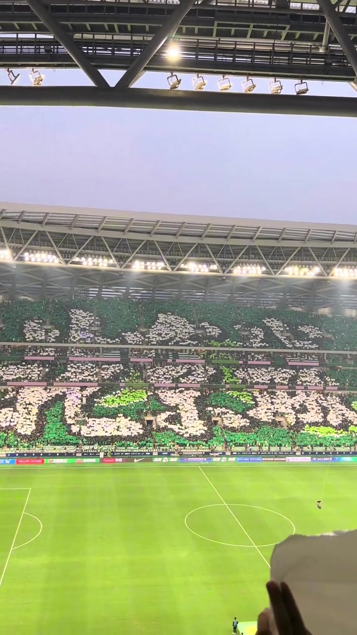 亞洲頂級(jí)現(xiàn)場(chǎng)實(shí)拍環(huán)工體四面看臺(tái)巨型TIFO震撼無(wú)比