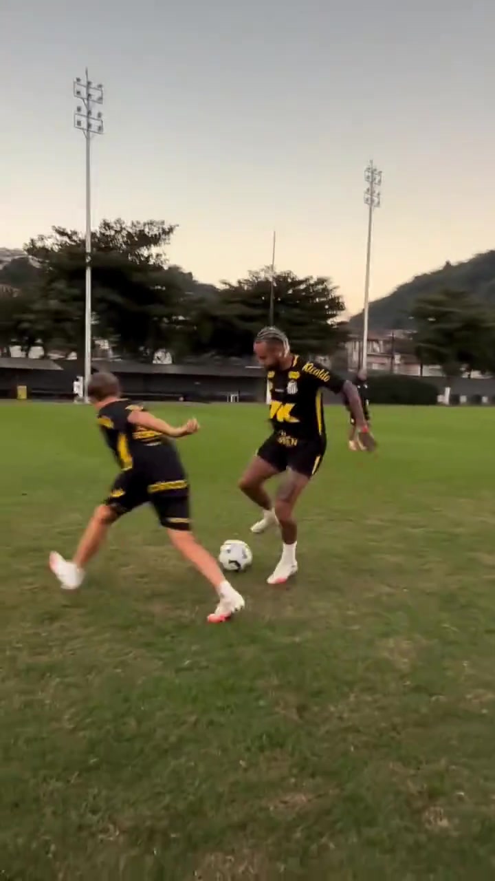 還得沉淀沉淀內(nèi)馬爾訓(xùn)練場戲耍自己兒子