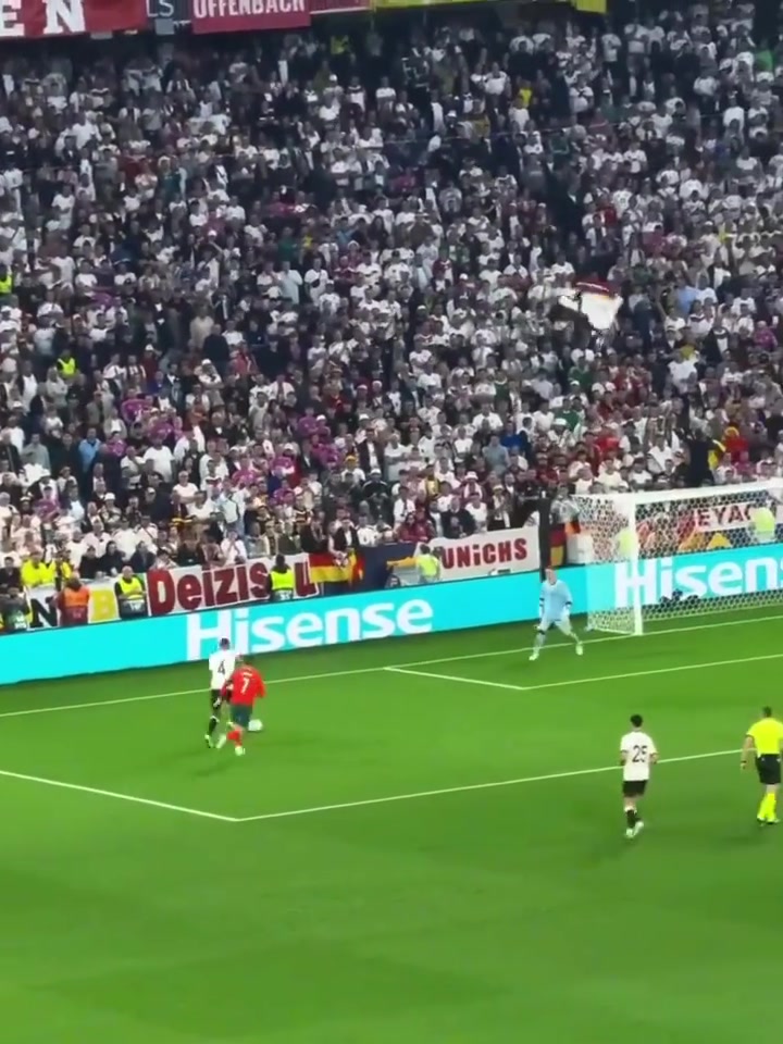 拼出來的機(jī)會C羅積極的逼搶迫使特獅開大腳才有了致勝的機(jī)會