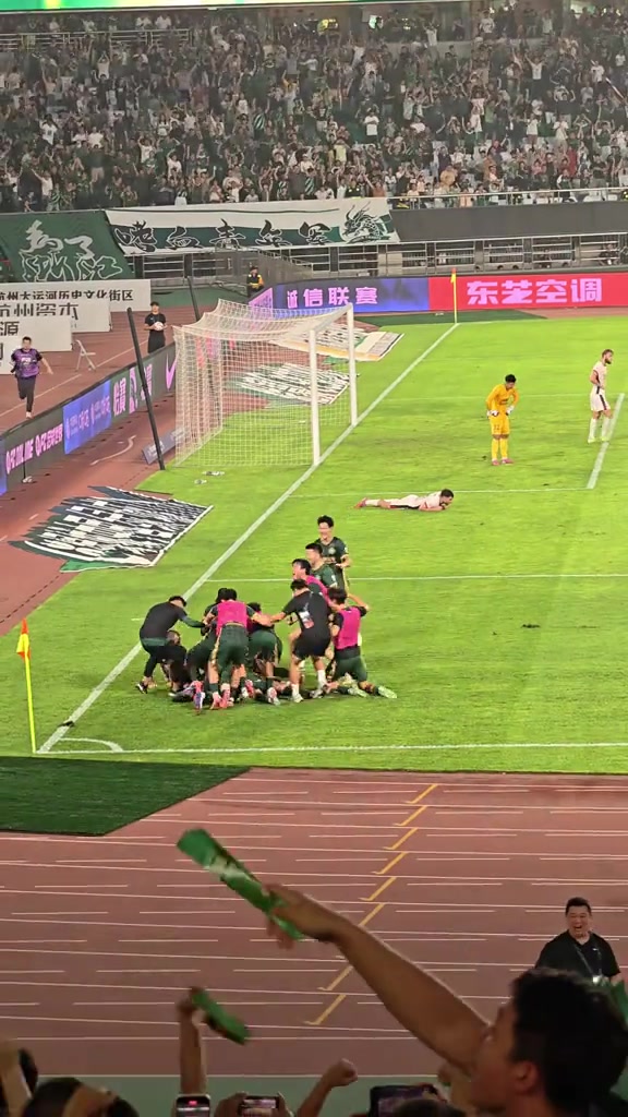 可能是蓉城丟冠的一球浙江隊球迷瘋狂豎中指嘲諷蓉城球迷