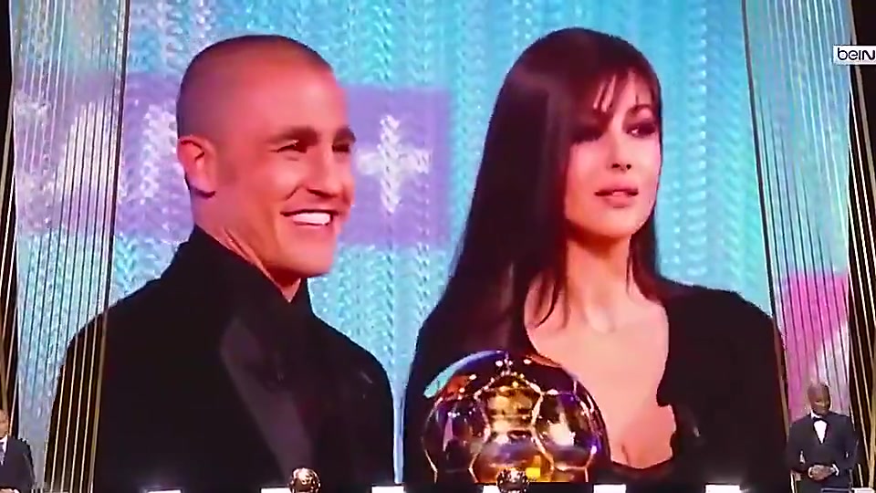 那一甩的風(fēng)情地球之花給卡納瓦羅頒金球