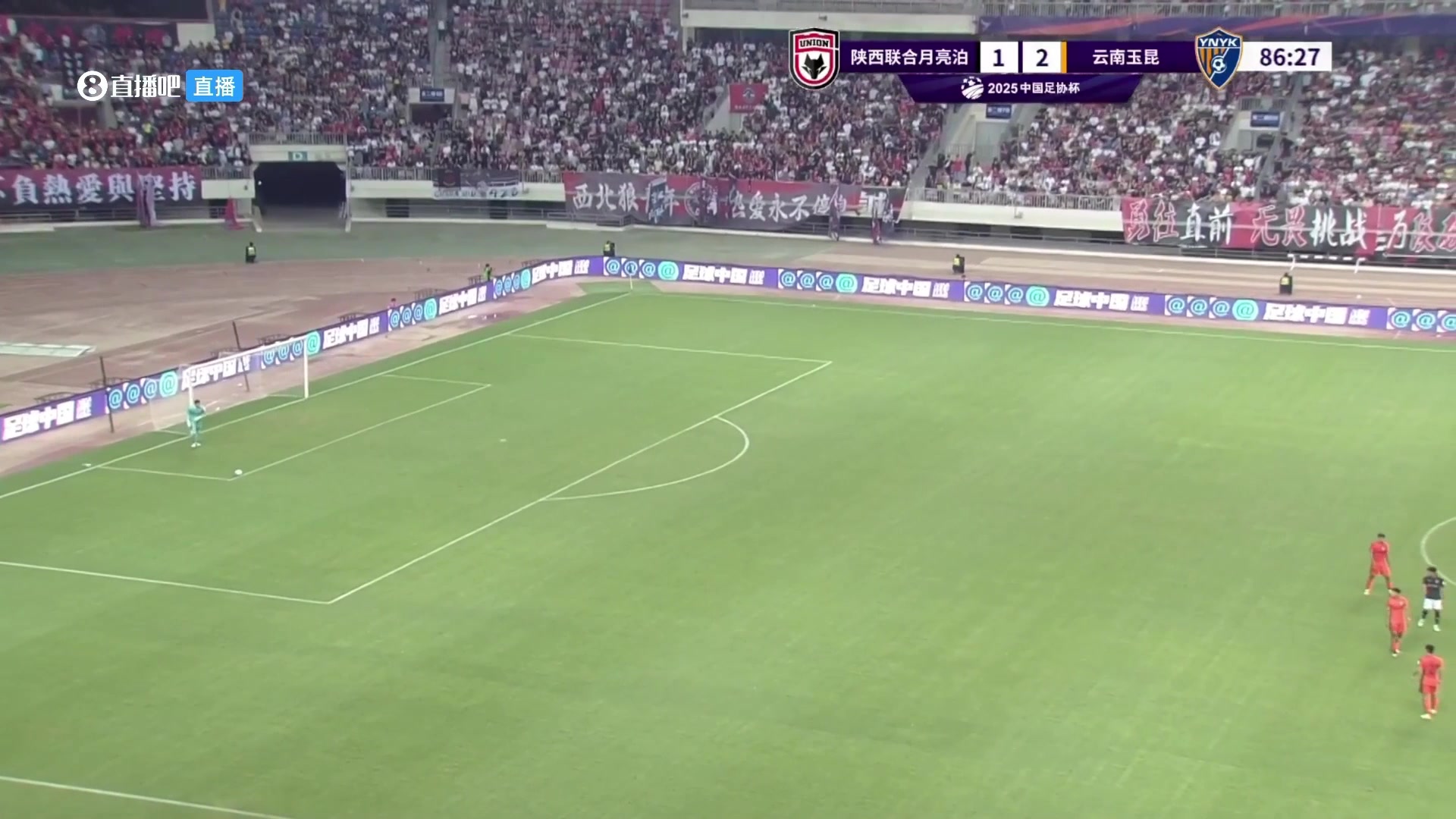 這畫面奧斯卡遭到陜西三名大漢持續(xù)緊逼無奈退守角旗桿后被斷