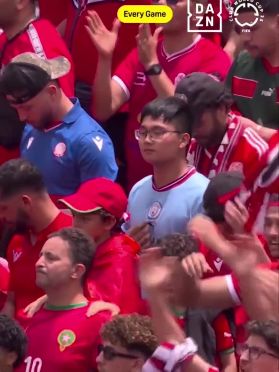 買到客隊(duì)看臺(tái)了曼城球迷瑟瑟發(fā)抖我是一句話也不敢說(shuō)啊