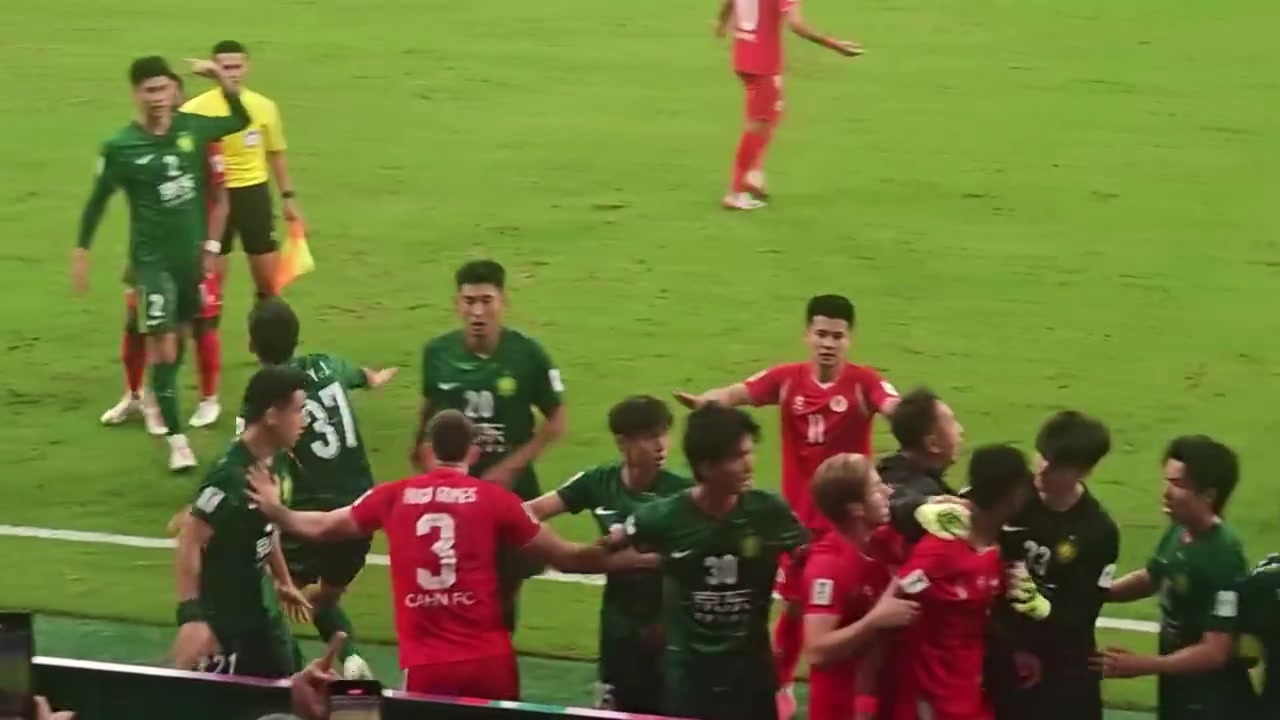 國安工作人員正在拉架結(jié)果被主場球迷扔的水瓶砸到頭部