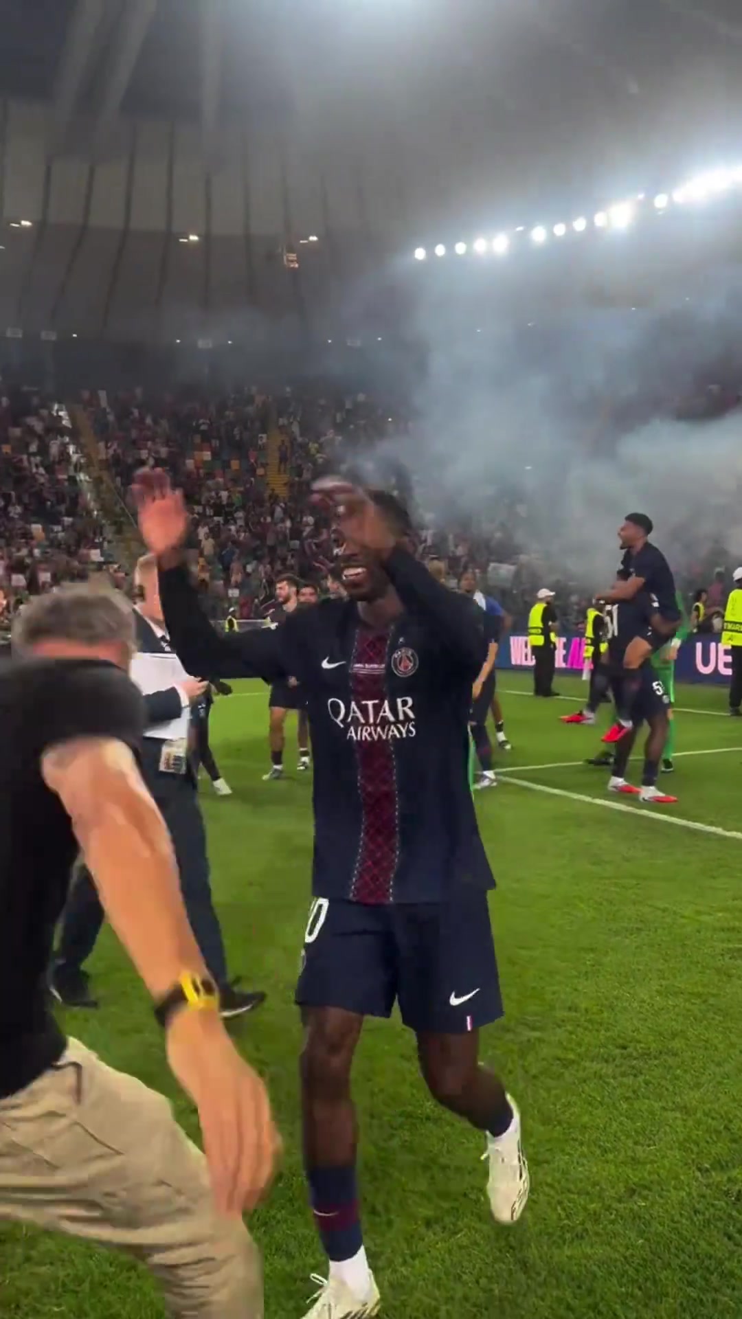 登貝萊當(dāng)選歐超杯全場(chǎng)最佳球員賽后恩里克將他抱起慶祝