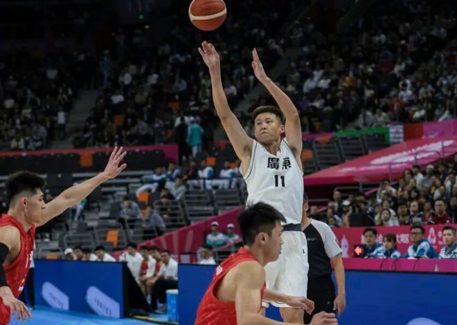 鋒線無支撐點(diǎn)，杜鋒不會(huì)用內(nèi)線！廣東這兩位置全運(yùn)會(huì)咋辦？