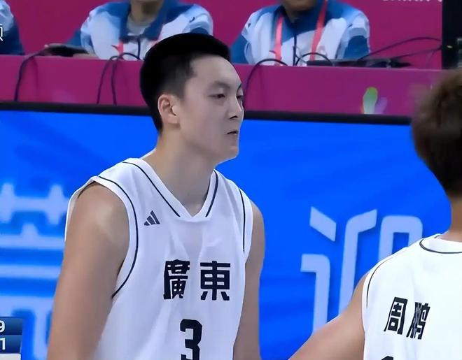 廣東大勝山東取開門紅！黑白矮合砍42+12+11，杜鋒毛病什麼時候改