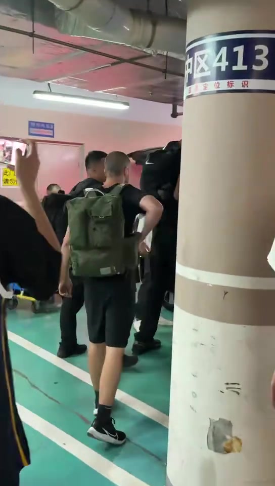 高僧文班抵達(dá)北京 球迷們大喊go spurs go