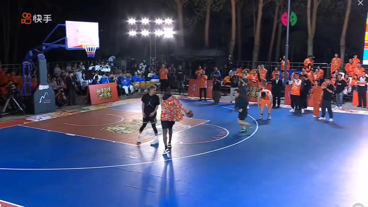 徐靜雨真慘和追夢連線慘遭郭艾倫大帽還被郭艾倫從身上跳過