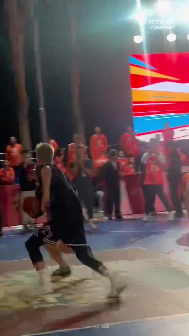 追夢為徐靜雨送出絲滑妙傳但徐靜雨被鎮(zhèn)守籃下的郭艾倫大帽