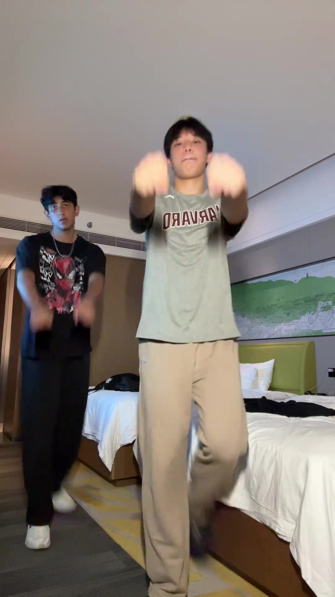 哥們你是楊翰親弟嘛兄弟太像了吧