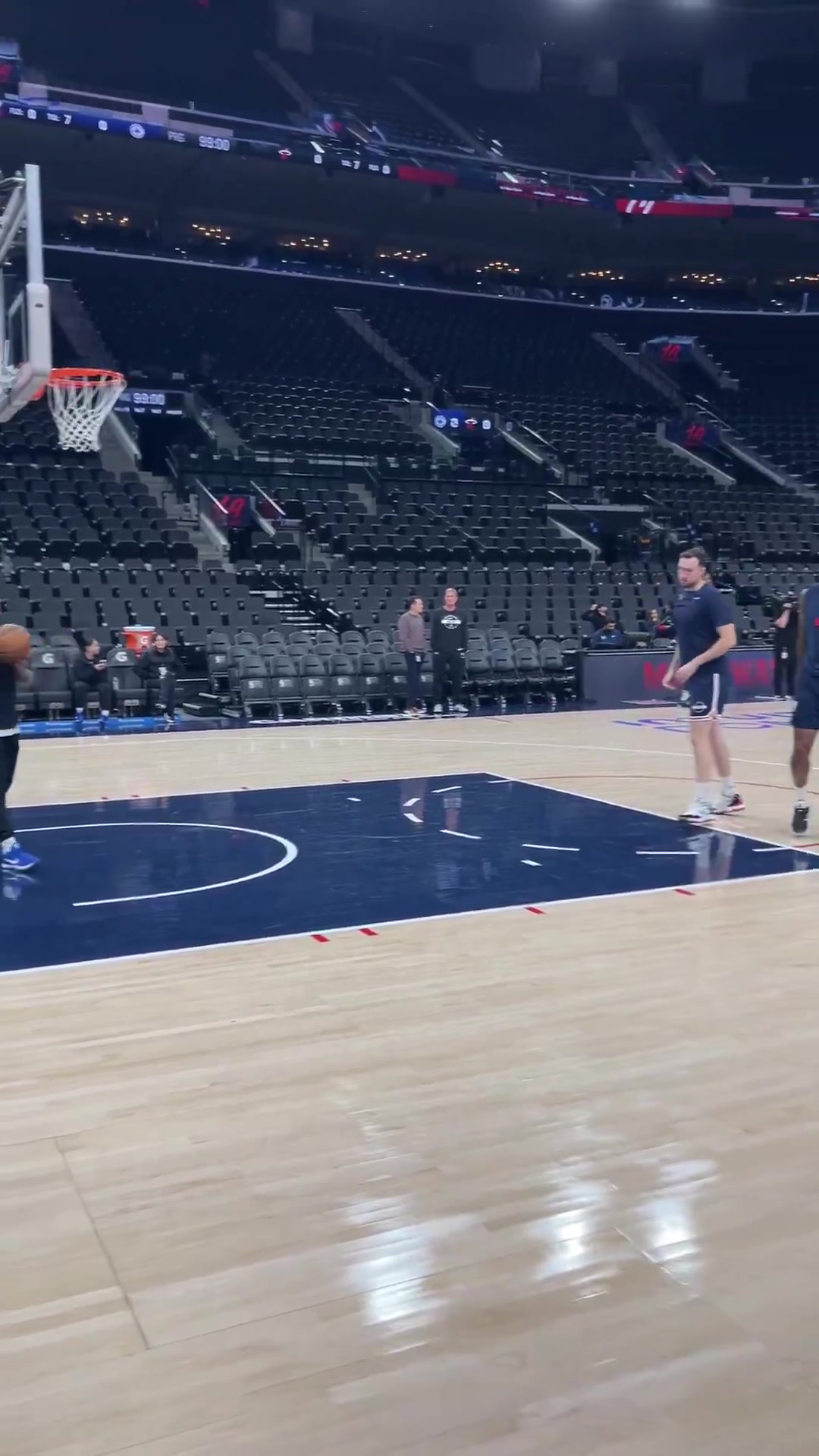 殺手锏萊昂納德賽前熱身練習(xí)中距離單打 殺手锏萊昂納德賽前熱身練習(xí)中距離單打