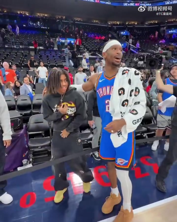 居然敢把師傅打爆了亞歷山大賽后和導(dǎo)師保羅開心打招呼