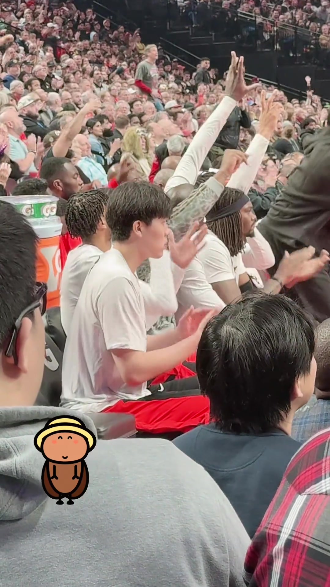 認真觀察比賽球迷實拍楊瀚森在替補席前排末觀看開拓者