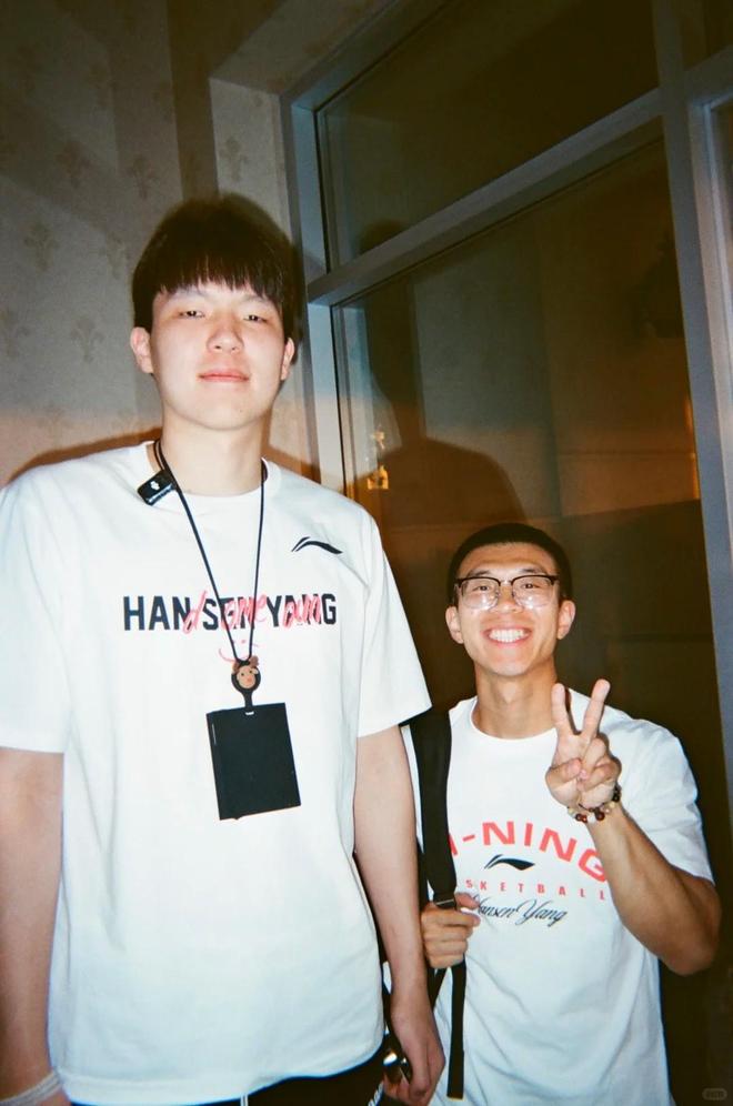 楊瀚森翻譯劉禹鋮：翻譯是本職工作，望大傢對瀚森多一點(diǎn)耐心