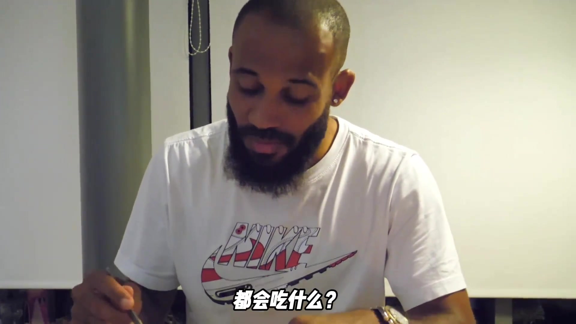 也是會(huì)彈琴的男人來(lái)看看姆貝莫訓(xùn)練完后回家晚餐都會(huì)吃什么