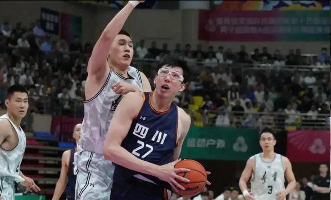 全力沖擊600萬！周琦20分鐘爆砍24+18，球迷：打有錢的比賽就來勁