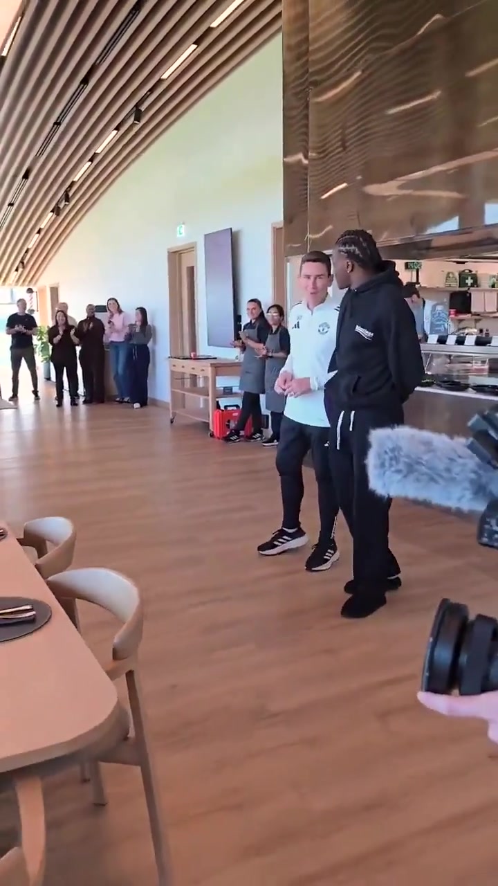 曼聯(lián)此前在卡靈頓給多爾古慶生多爾古稱這是自己第二個(gè)家