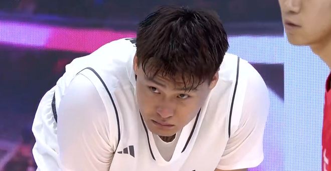 看瞭周鵬攤手後又推人的暴躁舉動(dòng)，才發(fā)現(xiàn)，廣東想沖金還差點(diǎn)火候