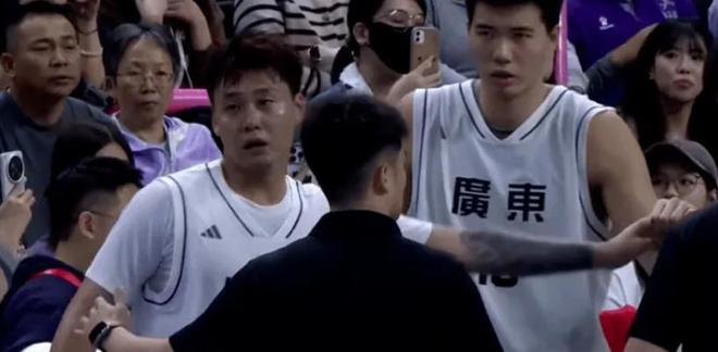 廣東隊(duì)首戰(zhàn)告捷，徐傑19分全隊(duì)最高卻遭杜鋒批評(píng)，趙睿激動(dòng)哭瞭