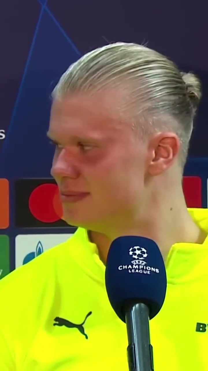 給哈寶干羞澀了名場(chǎng)面貝林強(qiáng)吻正在接受采訪的哈蘭德