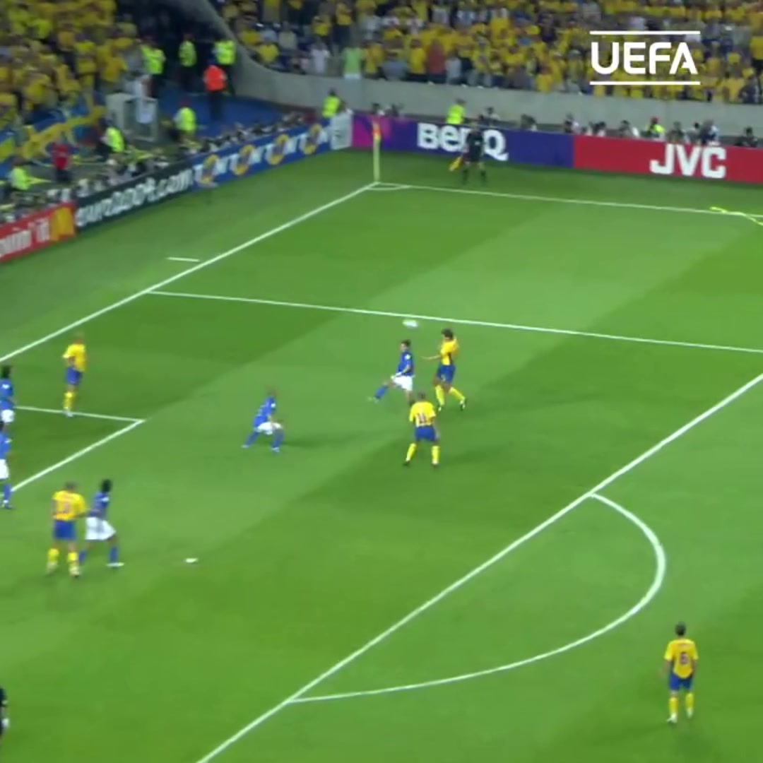 2004年歐洲杯伊布打進(jìn)載入史冊(cè)的蝎子擺尾