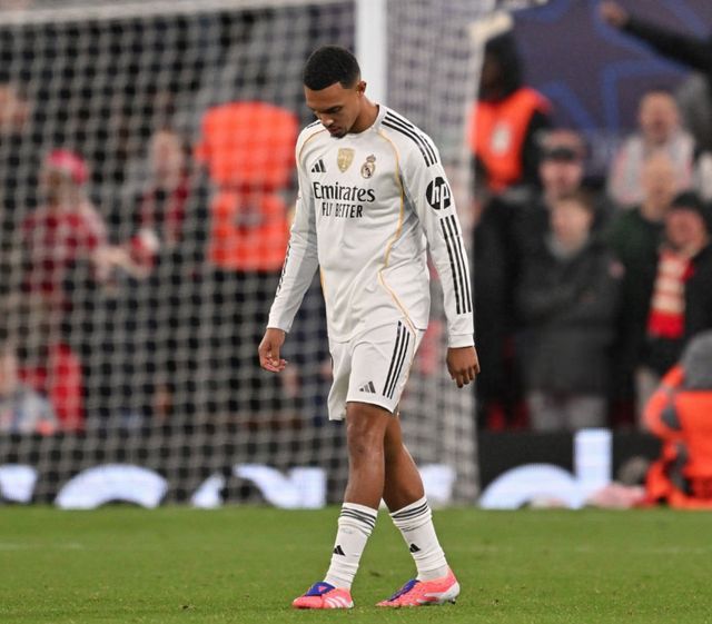 歐冠復(fù)仇之夜：皇馬飛翼出場 6萬人狂噓！球迷拉橫幅嘲諷