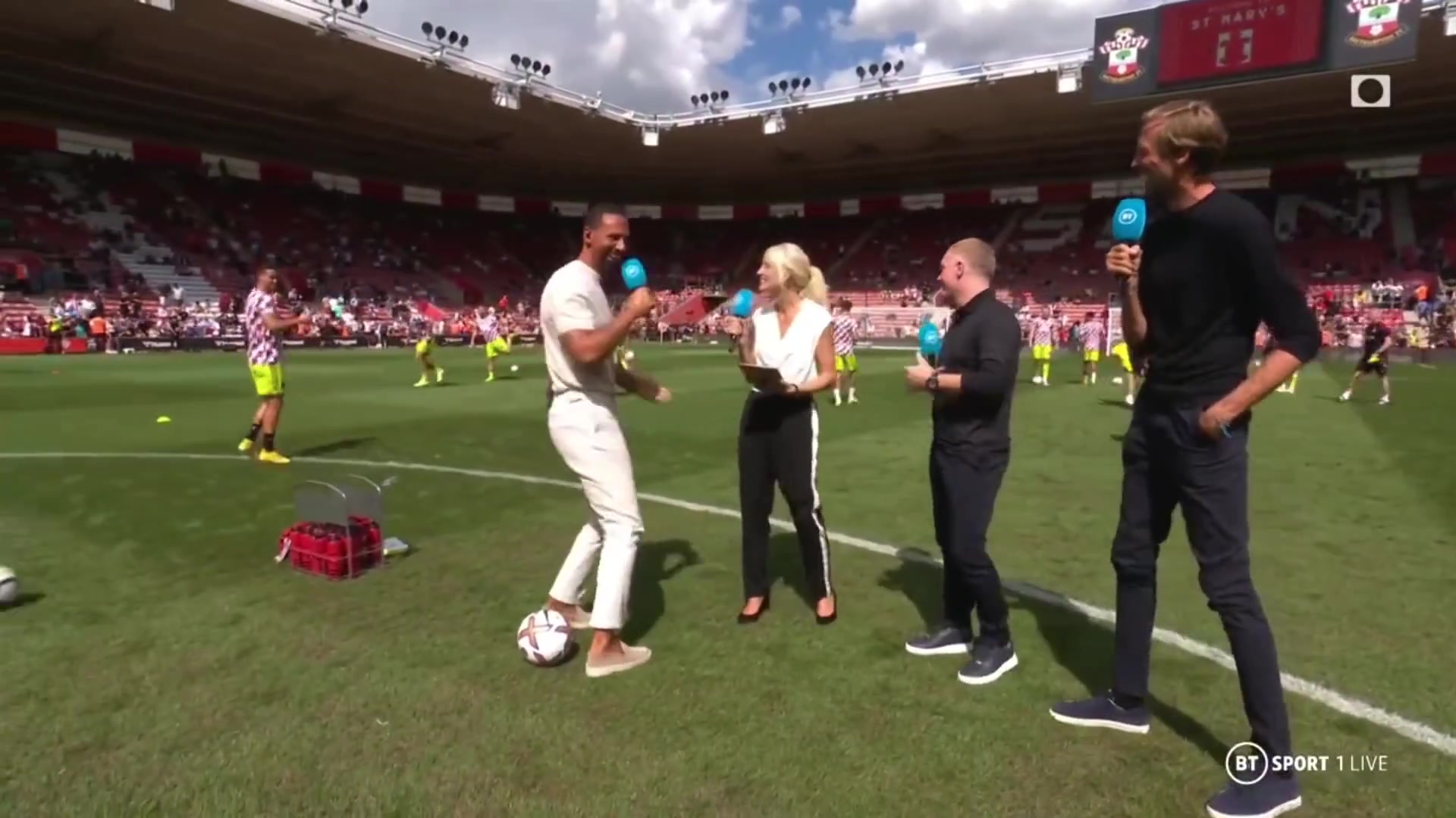 不愧是黃金射術(shù)名場面C羅賽前熱身用水滋旁邊的費迪南德