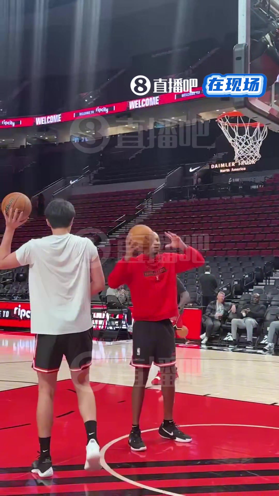 今天迎戰(zhàn)聯(lián)盟第一的雷霆楊瀚森賽前和助教練習(xí)籃下卡位以及搶板終結(jié)得分