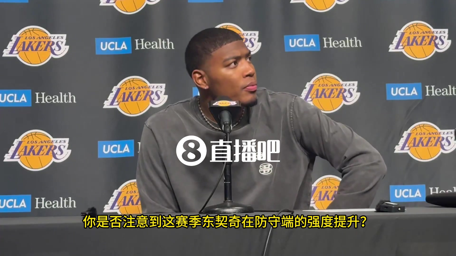 記者讓八村談談東契奇在防守端的賣力表現八村面露不可思議的表情東子