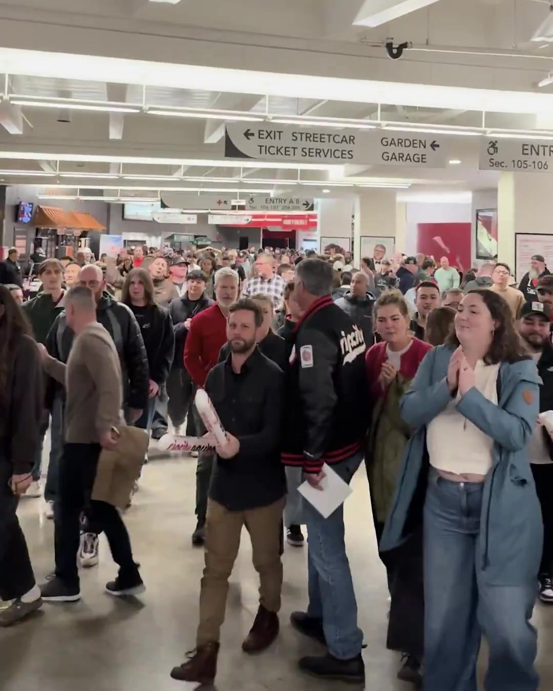 開(kāi)拓者贏了聯(lián)盟第一的雷霆主場(chǎng)球迷賽后開(kāi)心得不得了