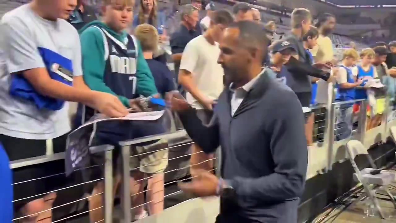 巧合嗎獨行俠經理Nico給球迷簽名偏偏漏掉了身穿東契奇球衣的那位