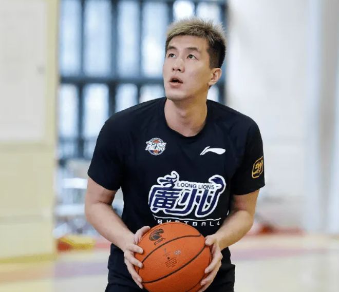 郭艾倫正式回廣州備戰(zhàn)新賽季！與主帥愉悅溝通，狀態(tài)保持不錯！