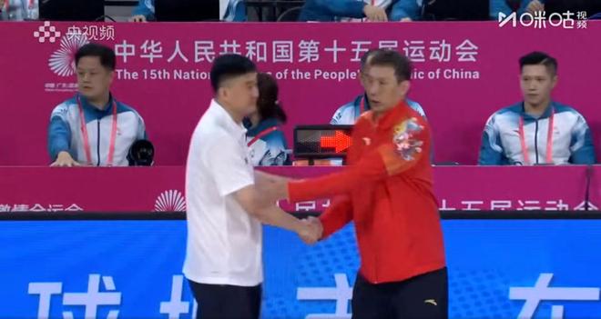 拿600萬(wàn)！全場(chǎng)7中0+罰球不中，杜鋒不爽，球迷：分300萬(wàn)給徐傑吧