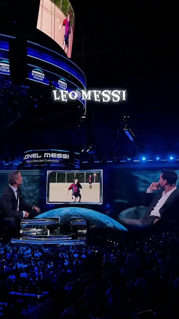 梅西在商業(yè)論壇上看自己的生涯高光臺(tái)下觀眾喊名字膜拜