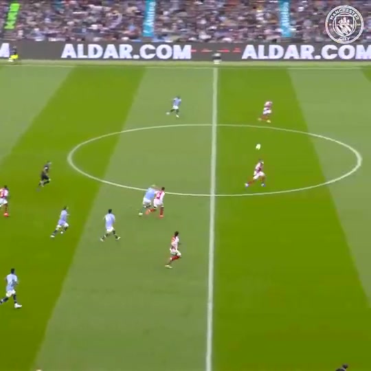 國(guó)外網(wǎng)友哈蘭德曾連續(xù)兩次撞翻阿森納的鋼鐵防線(xiàn)