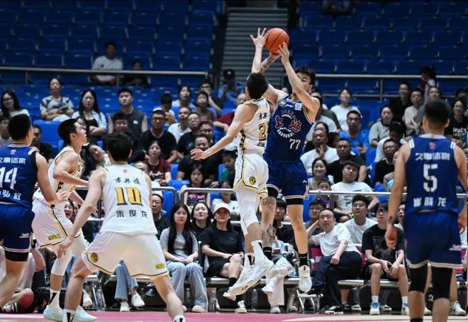 24歲鋒將打瘋瞭！全運會2戰(zhàn)64分26板，張鎮(zhèn)麟空降也難撼動其地位