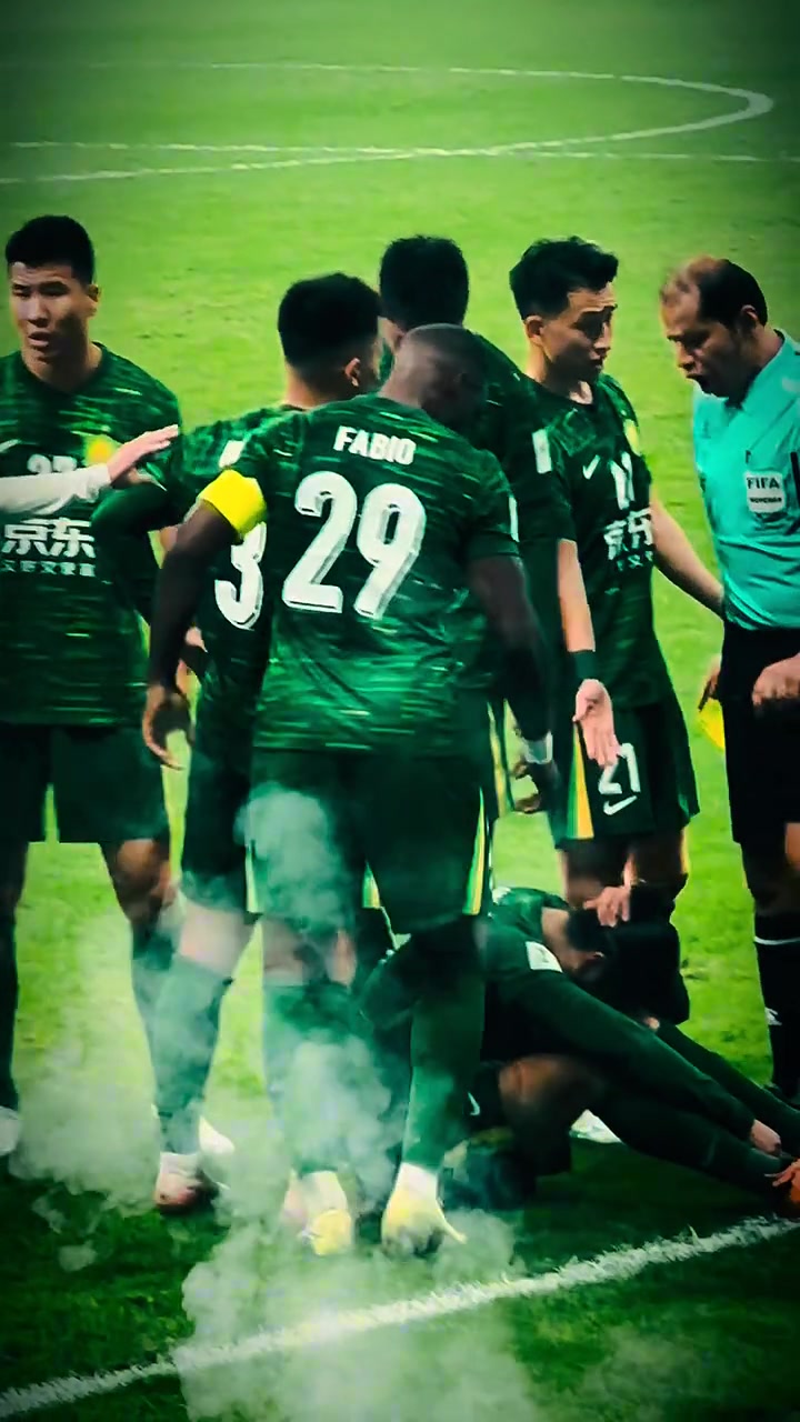 疼實(shí)拍張玉寧與對手發(fā)生小沖突后一直捂著自己的后腦勺