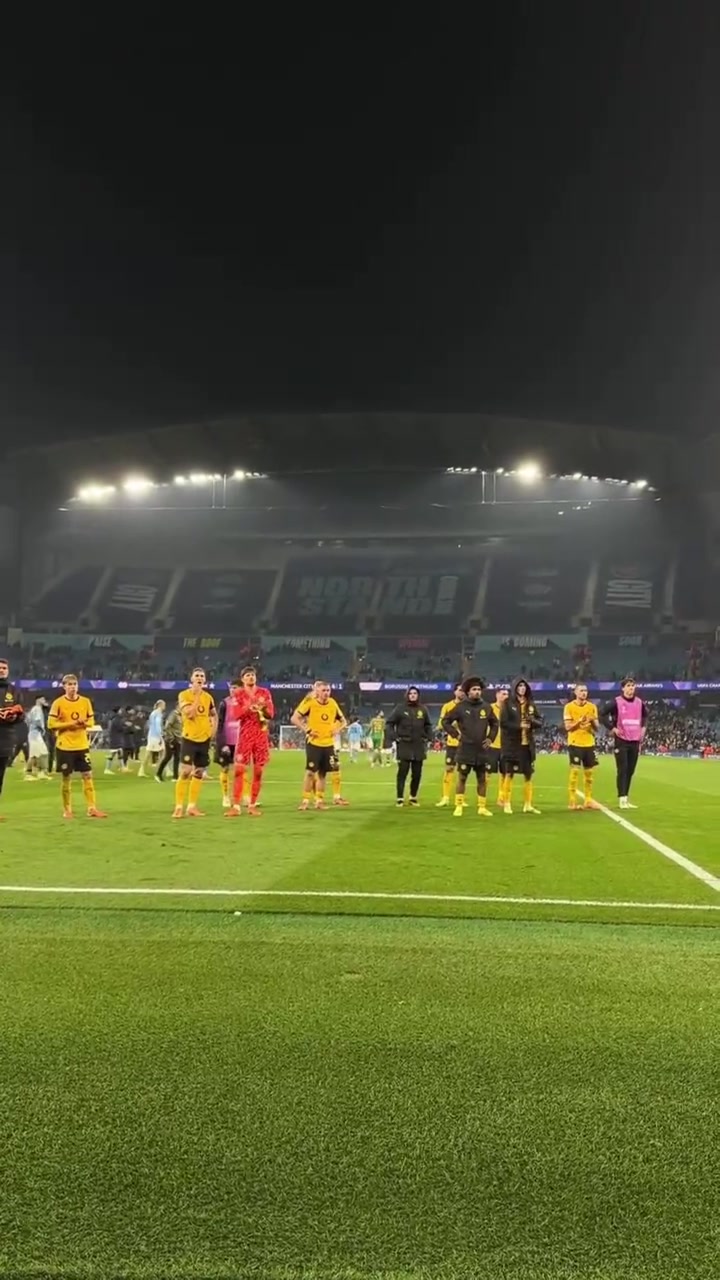 面對(duì)強(qiáng)敵一場(chǎng)大敗多特賽后的謝場(chǎng)環(huán)節(jié)這賽季未來(lái)如何呢