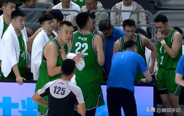 韓德君4中4獨砍10+7燃盡一戰(zhàn)！末節(jié)主動下場休息大口喝水引熱議