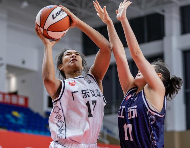 轟28+8！中國(guó)女籃17歲1米85混血新星崛起：全運(yùn)會(huì)挑戰(zhàn)2米26張子宇