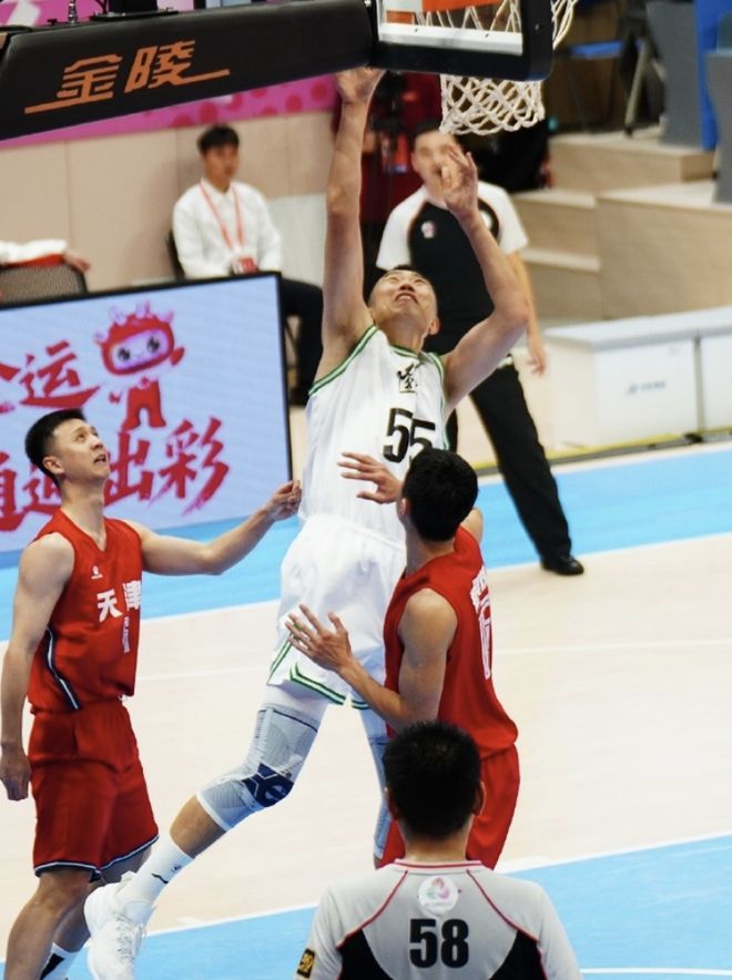 10分鐘轟21分！難怪韓德君退役又被喊回來(lái)，楊鳴靠他客場(chǎng)打爆廣東