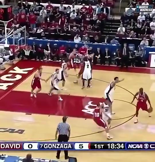 就此開啟巨星之路回顧17年前庫里瘋三狂轟40分助隊取勝