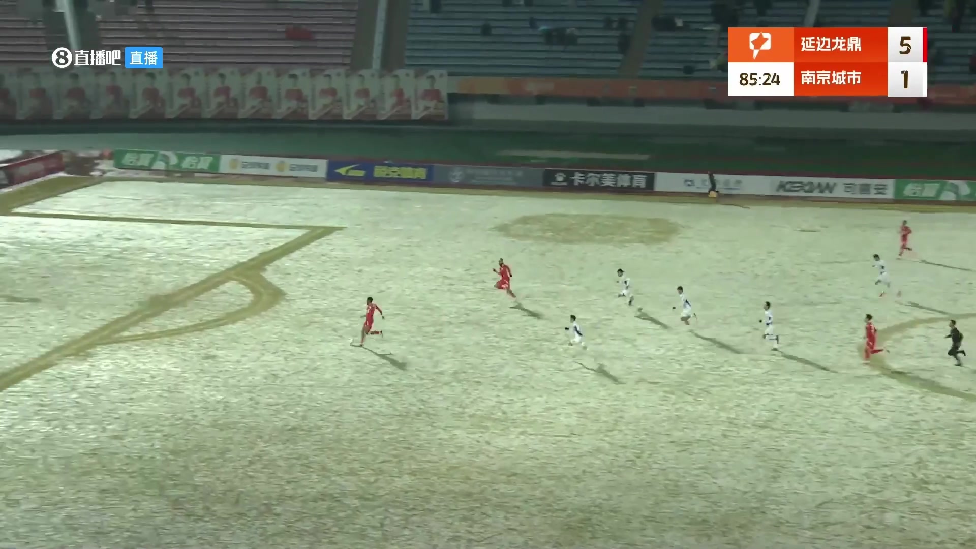 延吉冰天雪地白色場地白色用球這對前鋒和守門員都是考驗